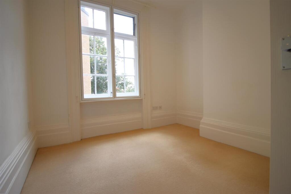 Apartment in Northampton, Semilong - More