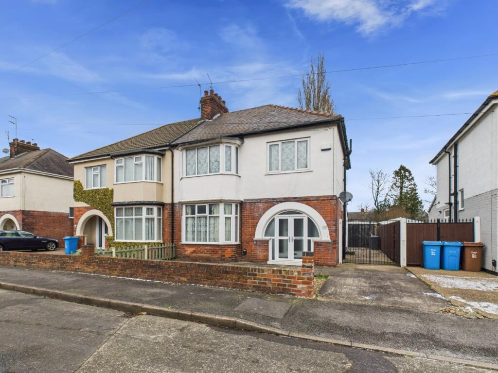 4-bed semi-detached on Strathmore Avenue, Hull, HU6 7HJ, £190,000