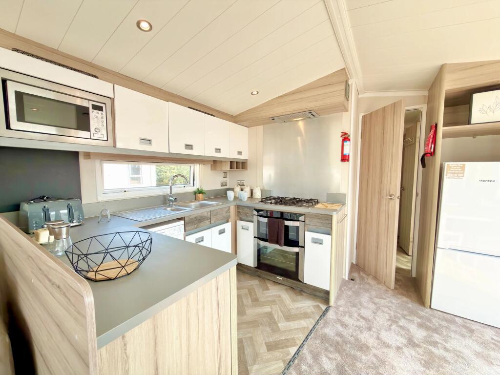 2016 Swift Lighthouse, Oaklands Holiday Park, Clacton-on-Sea, Essex, CO16 8HW - View 5