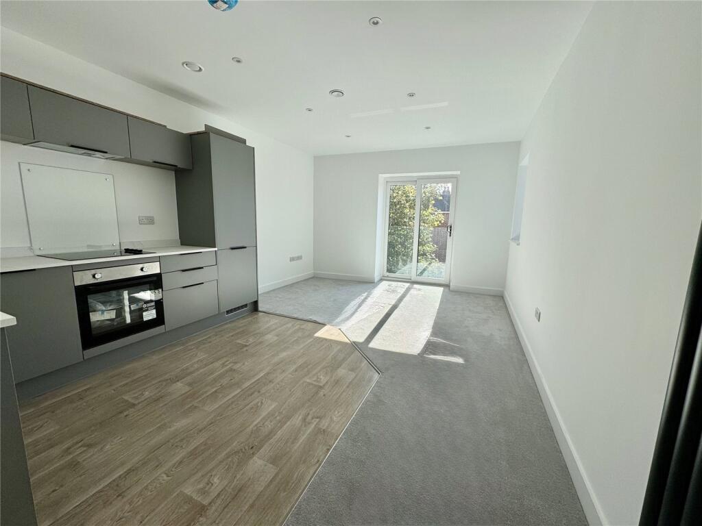 Studio flat on Holdenhurst Road, Bournemouth, Dorset, BH8, £135,000