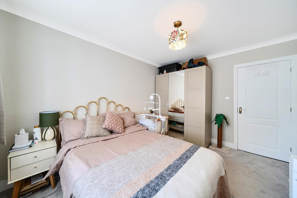 Apartment in Southall - More