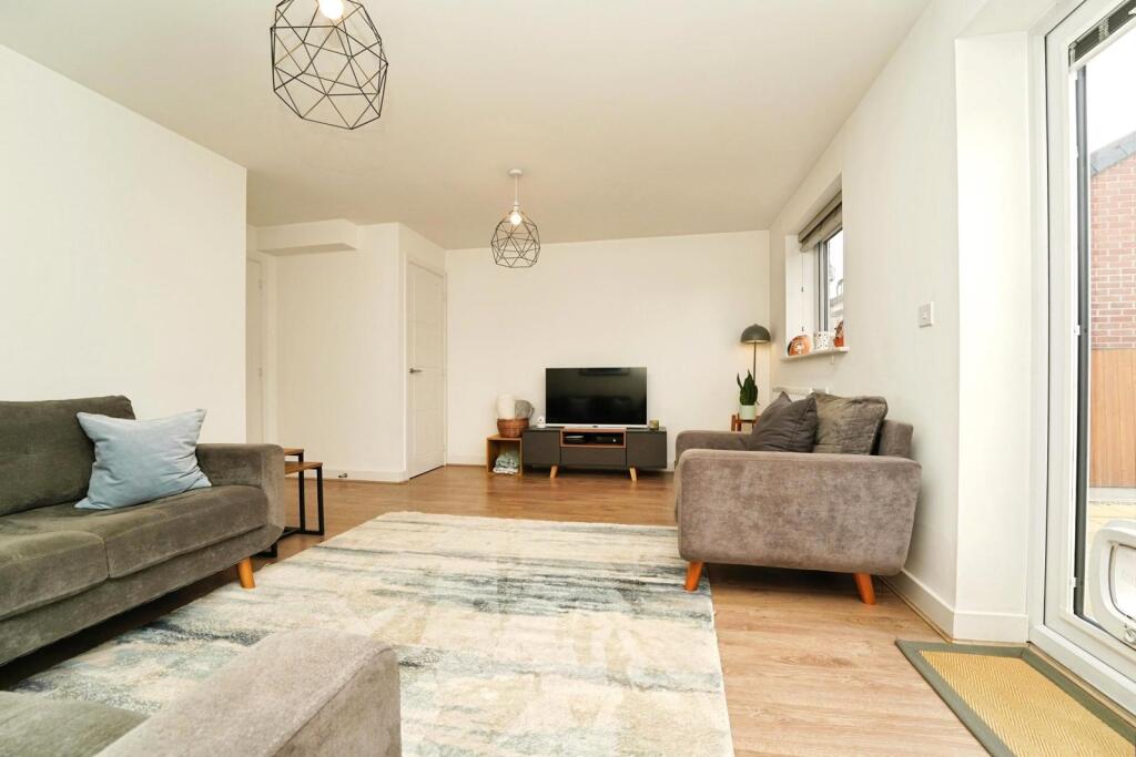 House in Gloucester - View 5