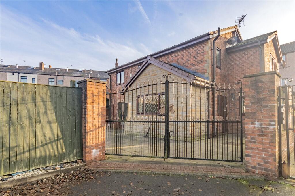 3-bed detached on Calf Hey South, Rochdale, Greater Manchester, OL11, £325,000