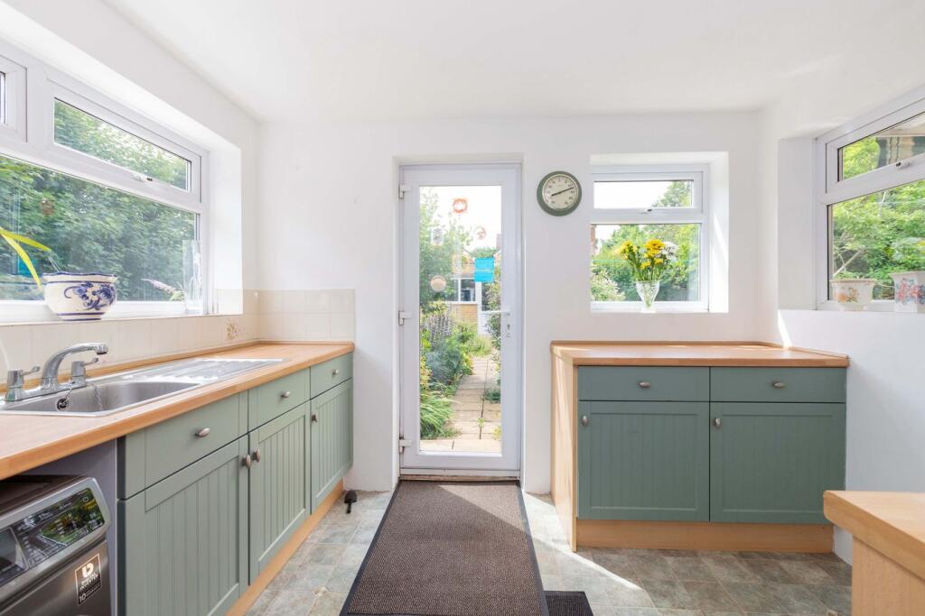 House in Maidenhead, Furze Platt - View 5