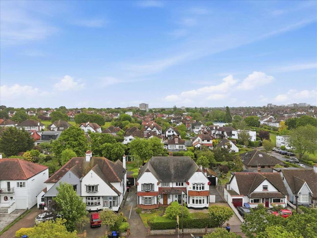 Eastwood Boulevard, Westcliff on Sea * IMPRESSIVE GARDEN SPACE * photo 2