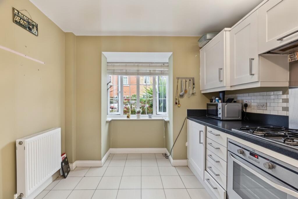 Carnation Crescent, Sittingbourne, Kent, ME10 4RY photo 3