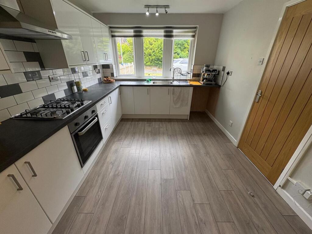 House in Bradford, Hill Top, Upper Pikeley - More