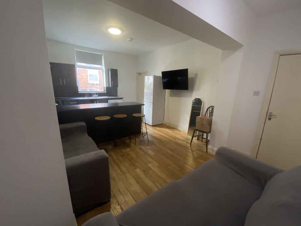 6 bedroom terraced house for rent