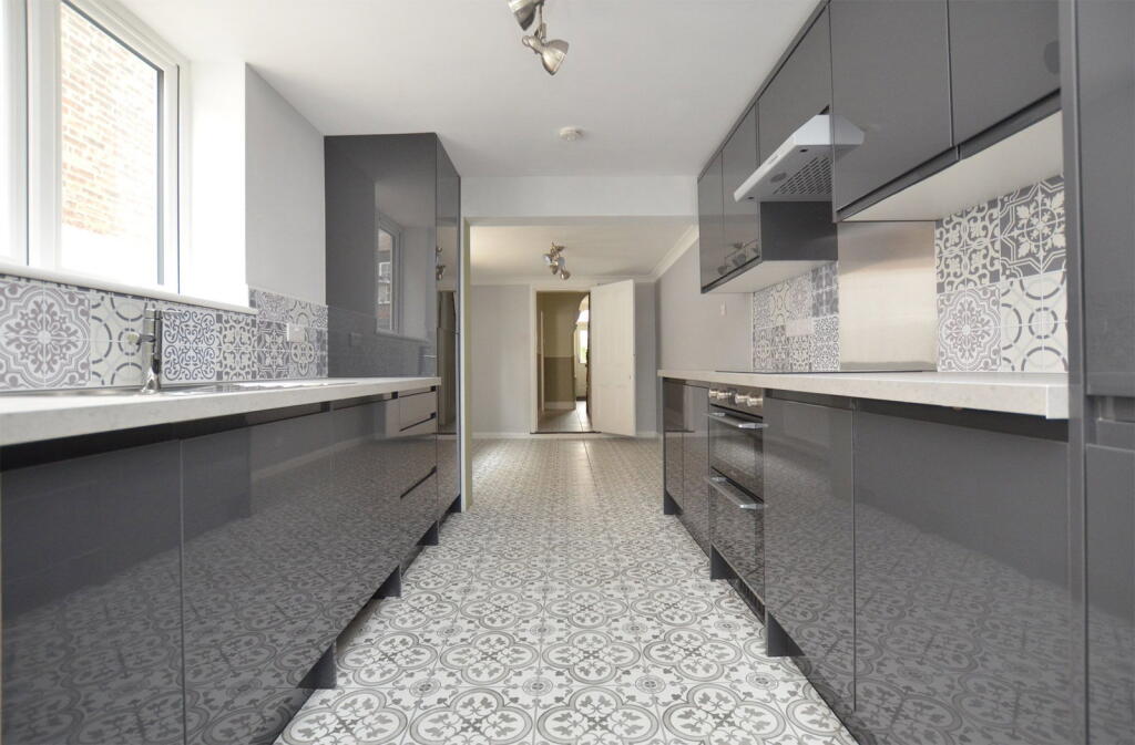 Whitefriars Road, a Stunning move-in ready home close to the town centre and quay photo 4