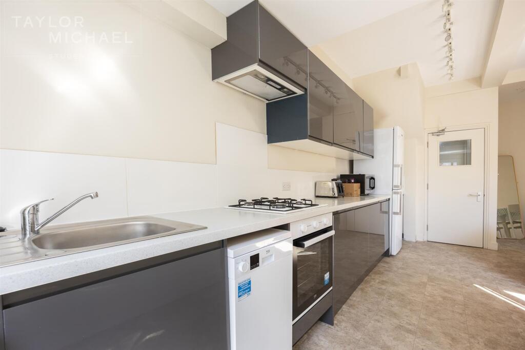 6 bedroom terraced house for rent