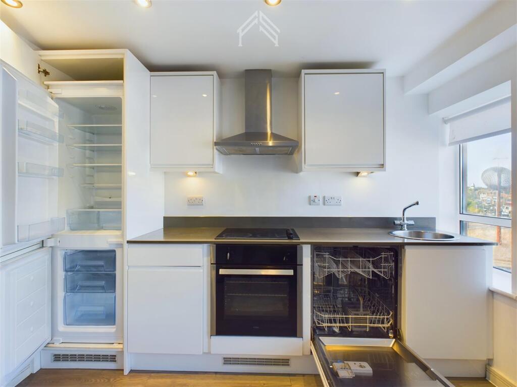 Apartment in Spelthorne, Surrey - More