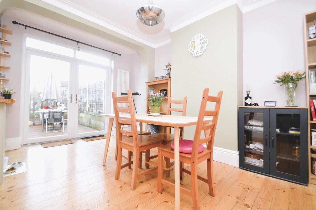 St. Merryn Close, London photo 4