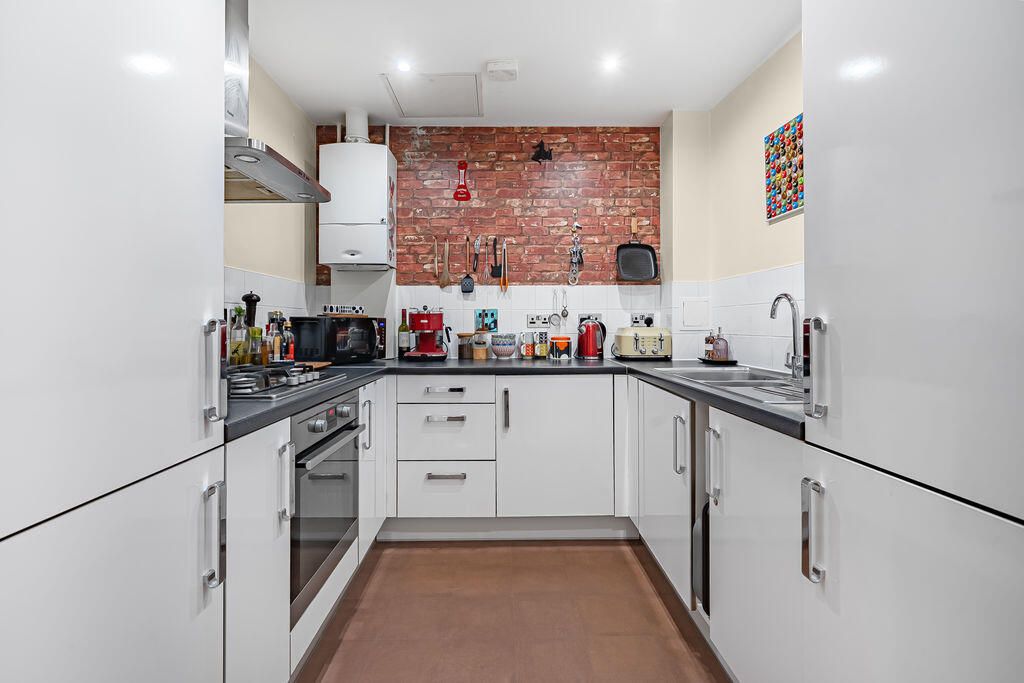 Railton Close, Weybridge photo 3