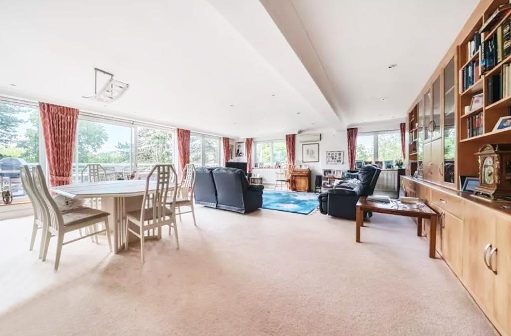 Main image of property: Leamington House, Stonegrove, Edgware, Middlesex, HA8 7TN