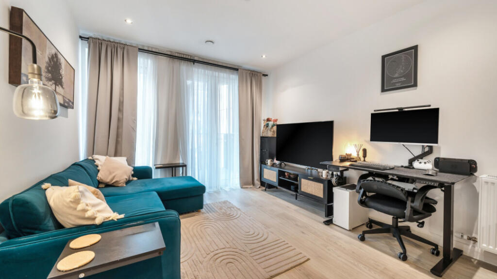 Main image of property: Chiffon Apartments, 3 Cendal Crescent, Whitechapel, E1 2FS