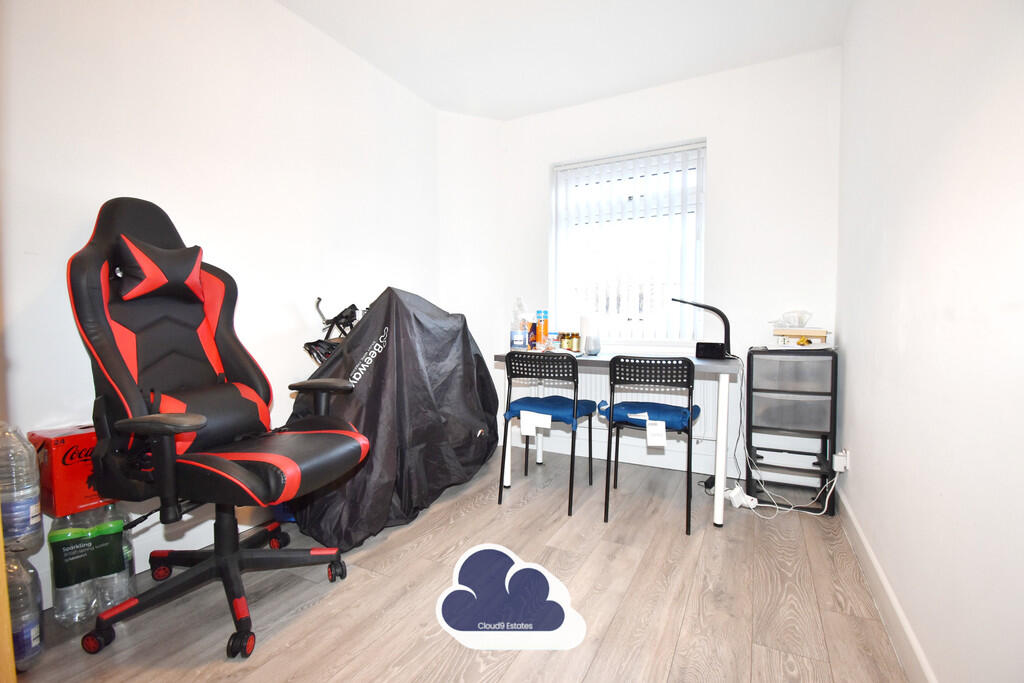 2-bed flat on 181b Albany Road, £135,000