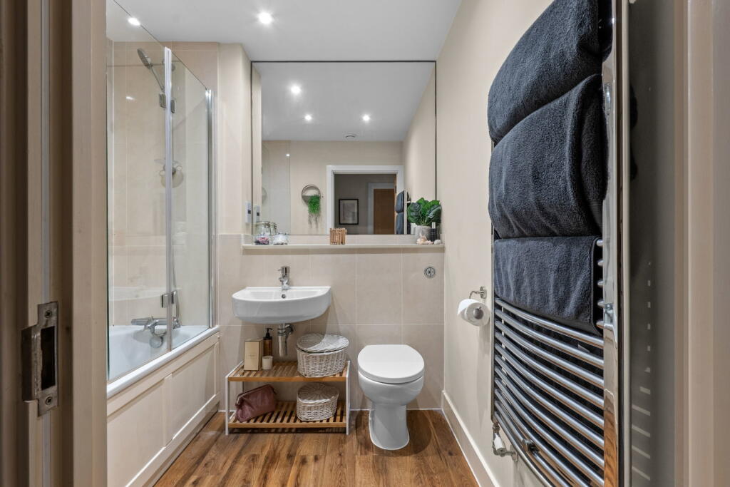 Apartment in Redhill - More