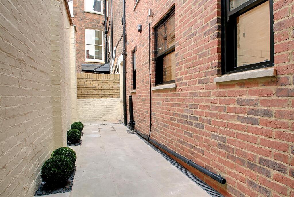 2 bedroom mews property for rent