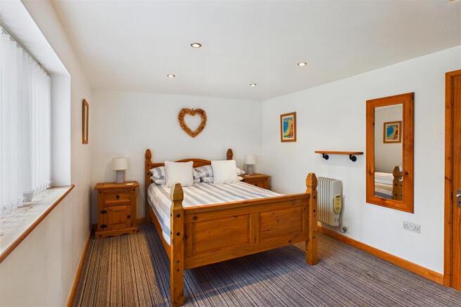 Chynoweth Court bedroom.