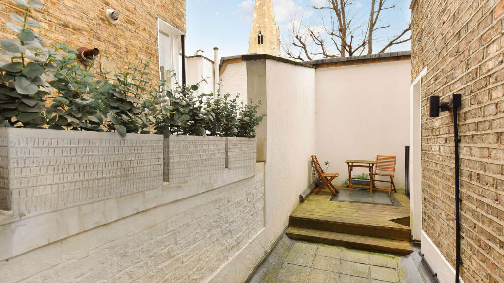 3 bedroom maisonette for rent