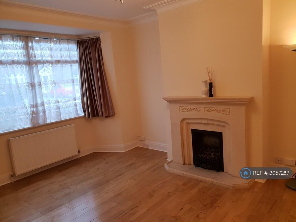 Apartment in Romford - View 3