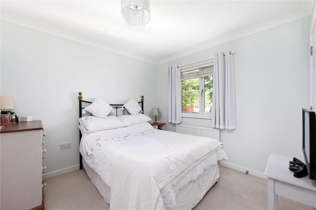 House in Rushmoor, Cove West Heath, The Crescent - View 5
