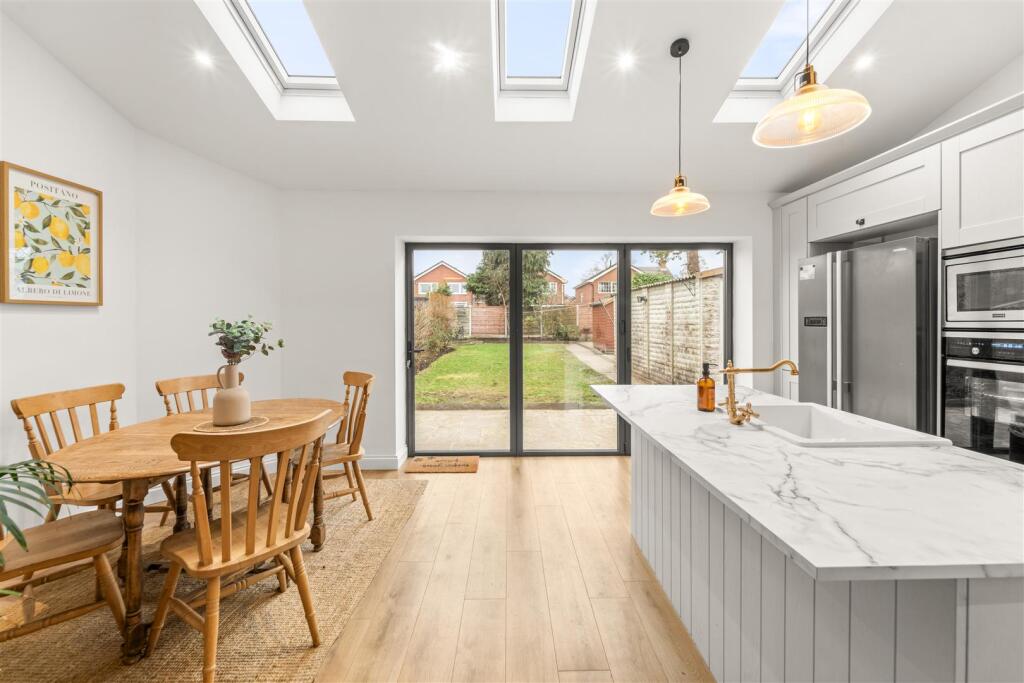 Firs Road, Sale photo 3