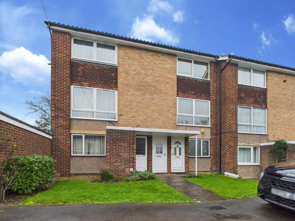 2-bed flat on Shelley Close, Langley, Berkshire, SL3, £290,000