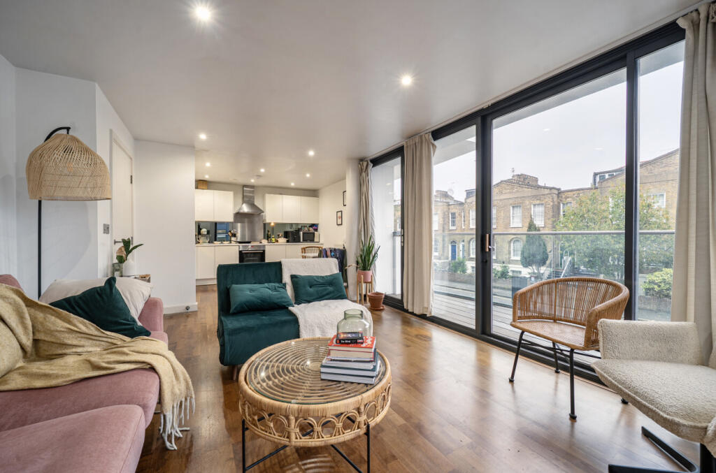 1-bed flat on Richmond Road, London, E8, £425,000