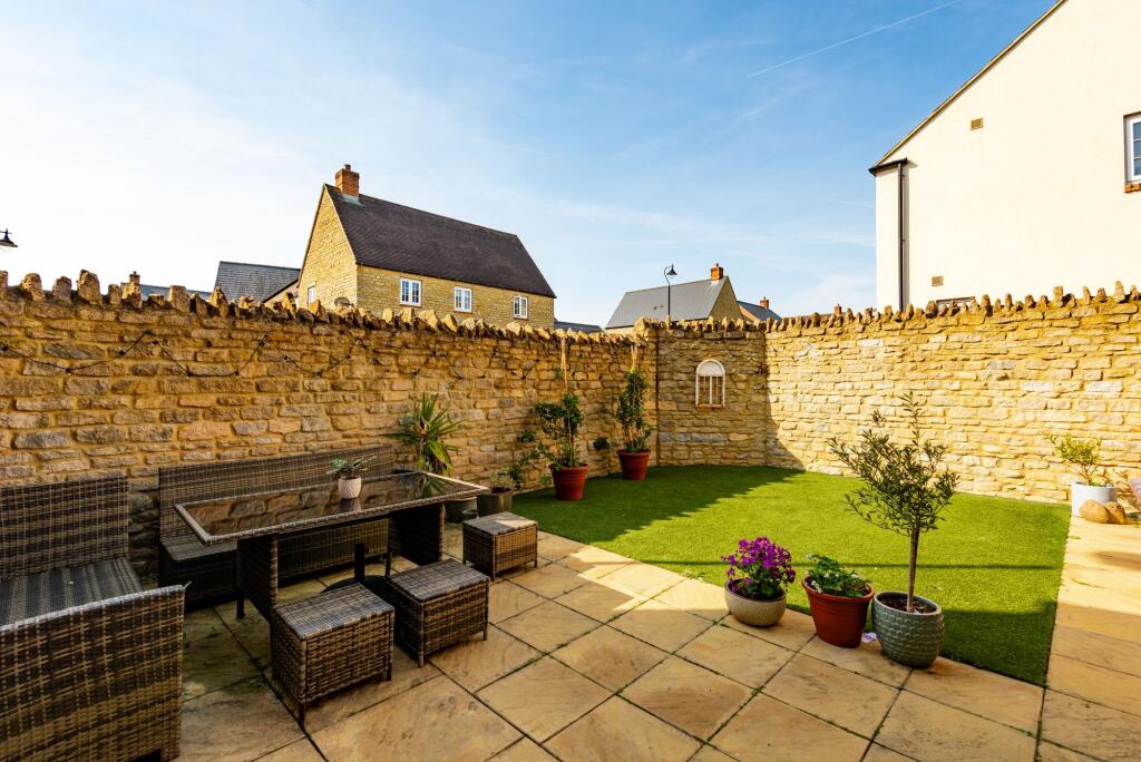 House in Silverstone, West Northamptonshire - View 3