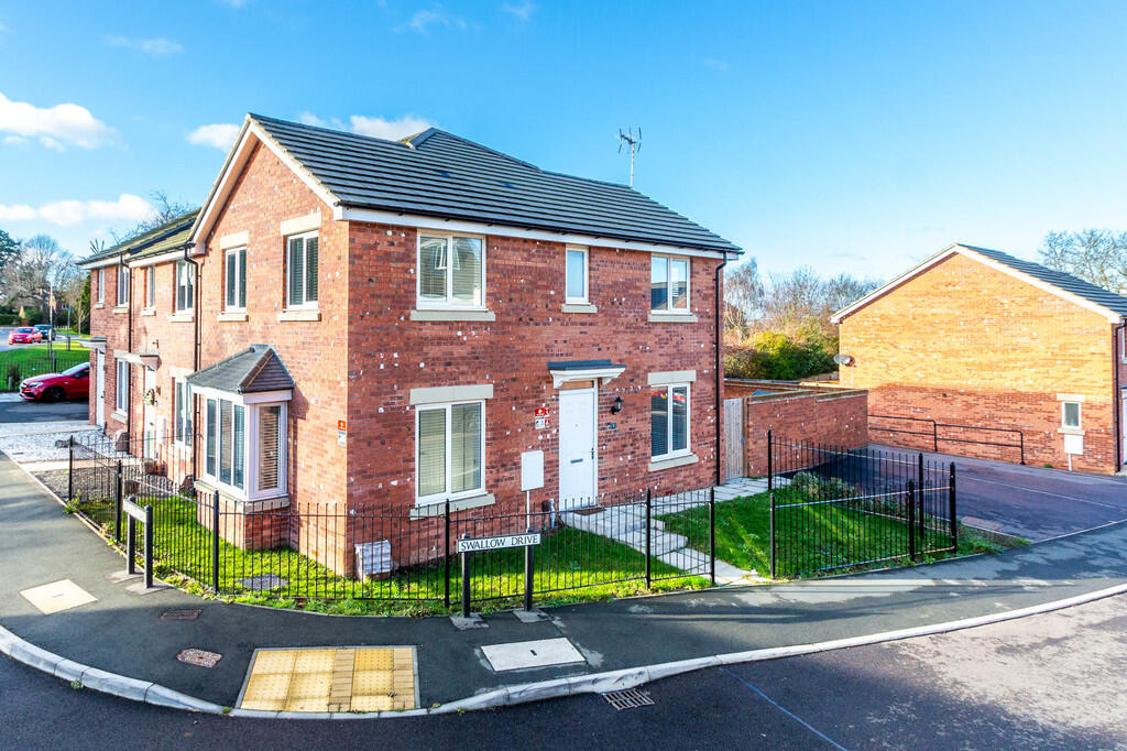3-bed terraced on Swallow Drive, Raunds, £275,000