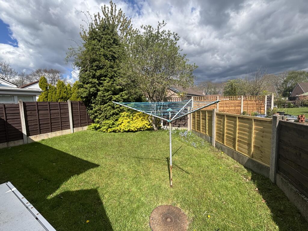 Staveton Close, Bramhall photo 3