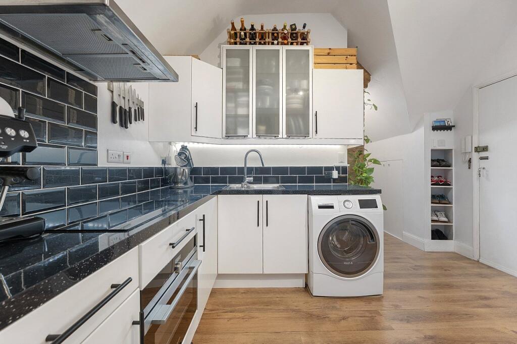 Apartment in Sutton - View 5