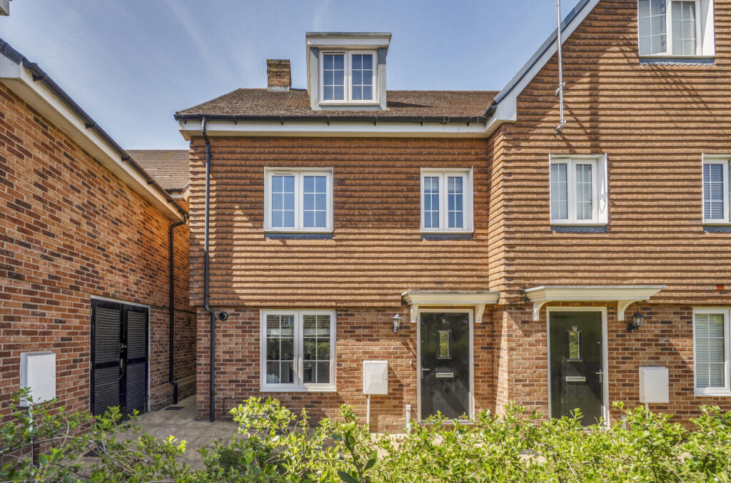 Main image of property: Montague Mews, Farnham, Surrey, GU9