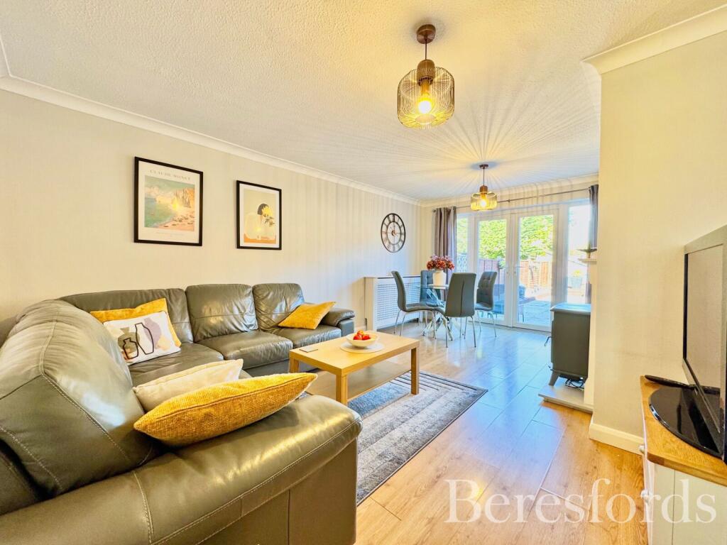 House in London, Elm Park - View 2