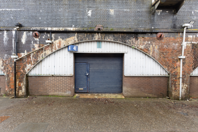 An empty arch with white lining