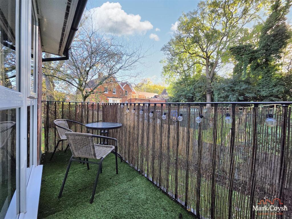 Apartment in Reigate and Banstead, Surrey - View 2