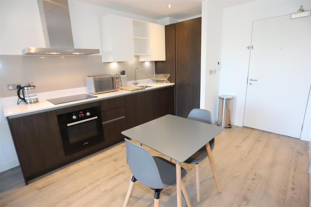 Apartment in Salford, Blackfriars, Lower Broughton - View 4