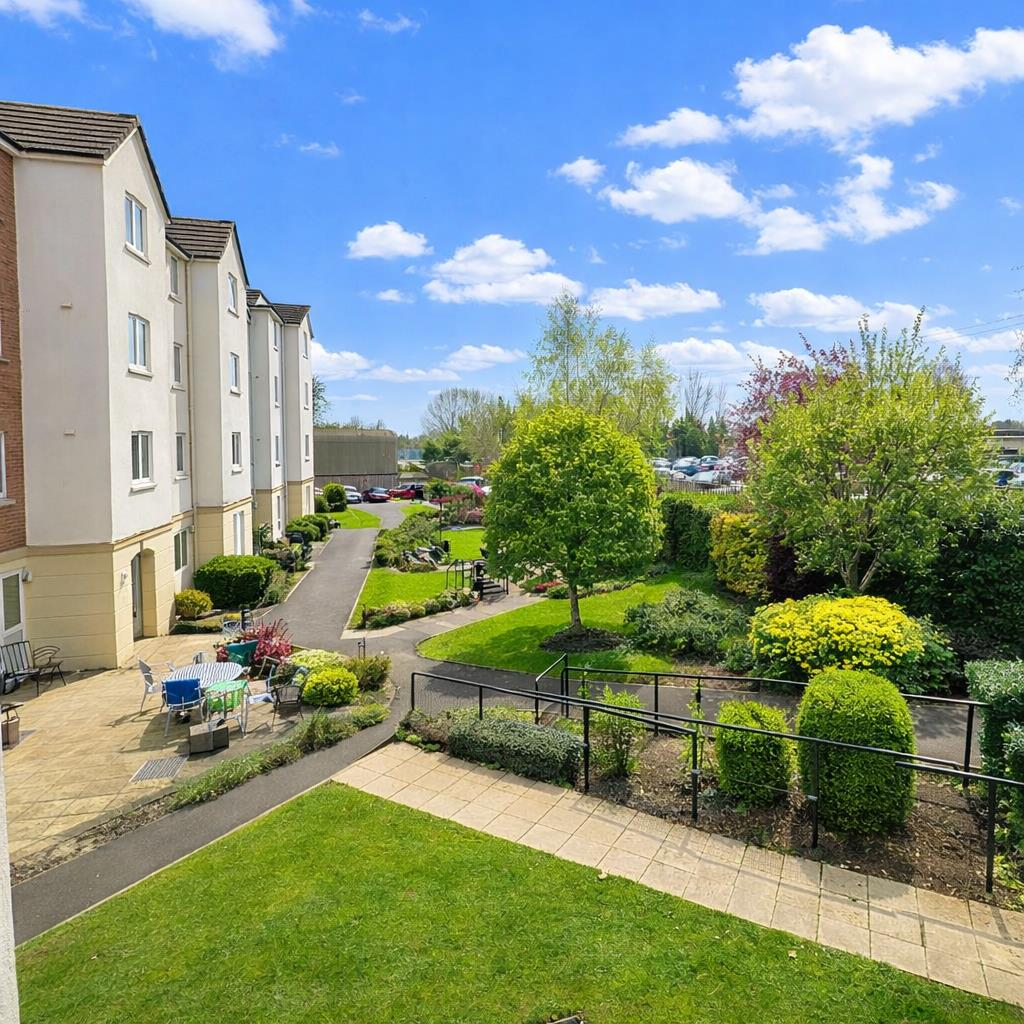Apartment in Rushmoor, East End, North Town - More