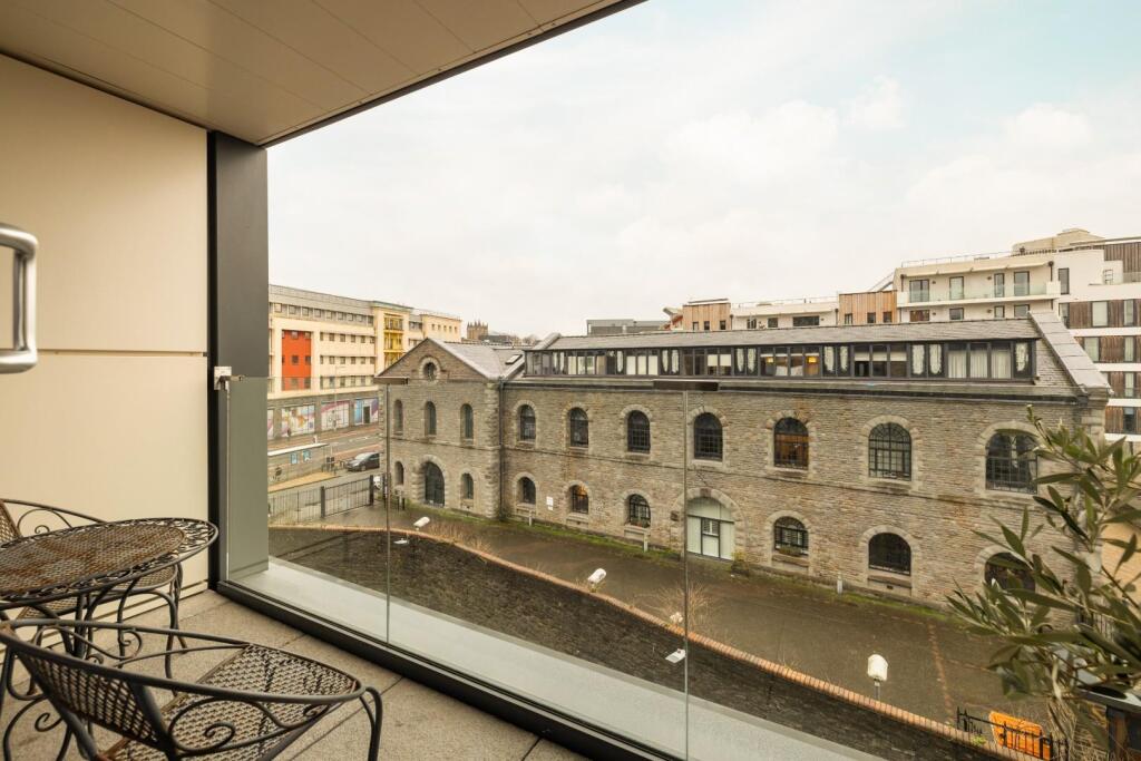 Apartment in Bristol, Canon's Marsh, Spike Island - View 3