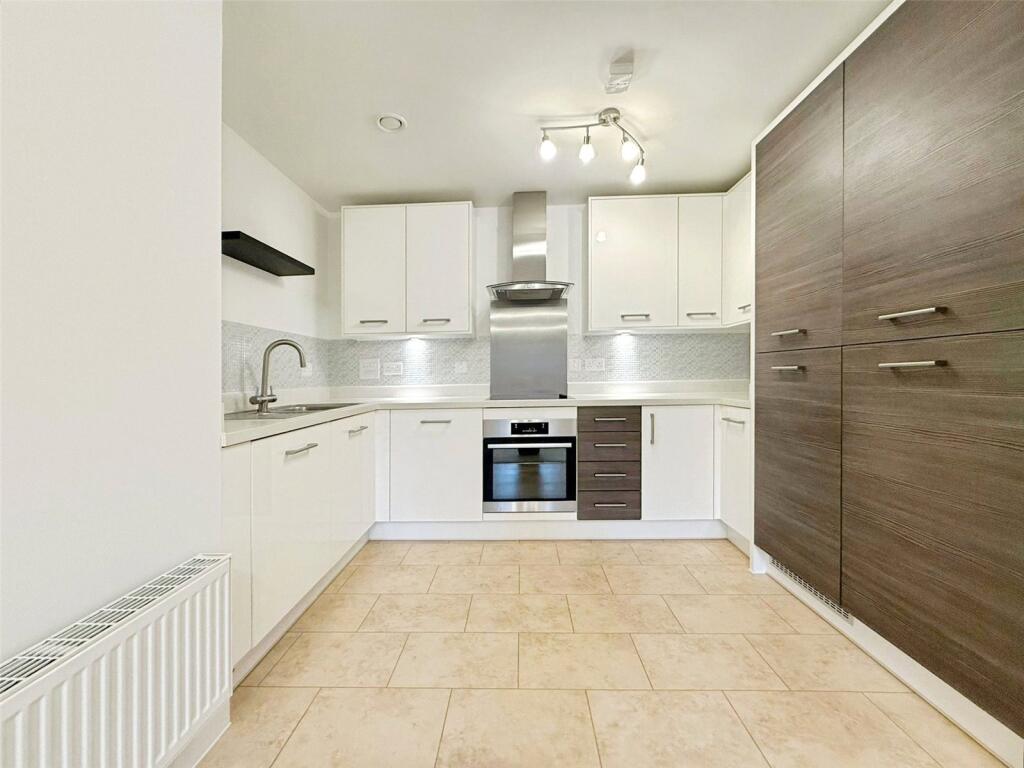 Fleming Place, Bracknell, Berkshire photo 3