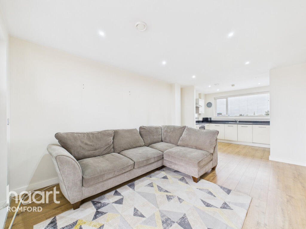 Angel Way, Romford, RM1 1AF photo 3