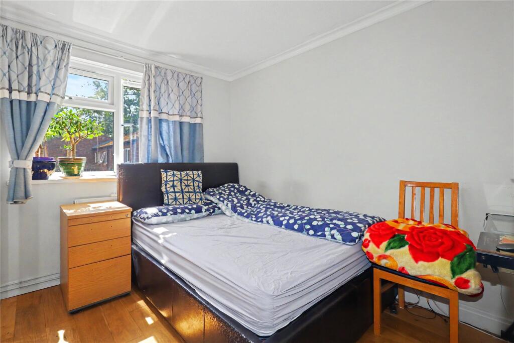 Apartment in Woking, Surrey - More