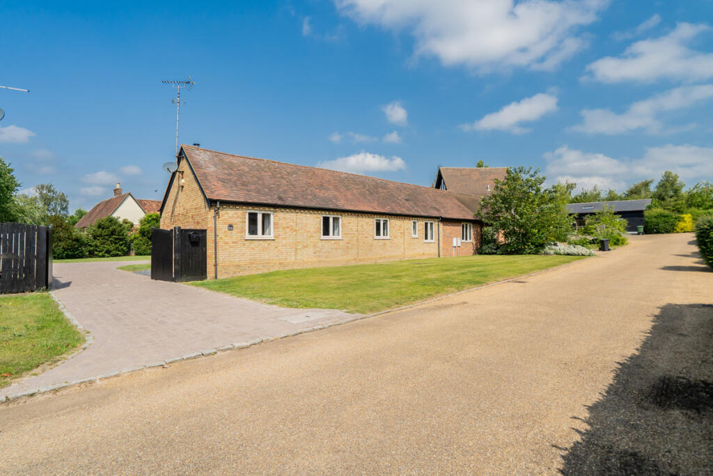 Poplars End, Park Road, Toddington LU5 photo 3