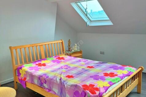 Top Floor Studio Flat to Let ¿ Oak Tree Lane, S