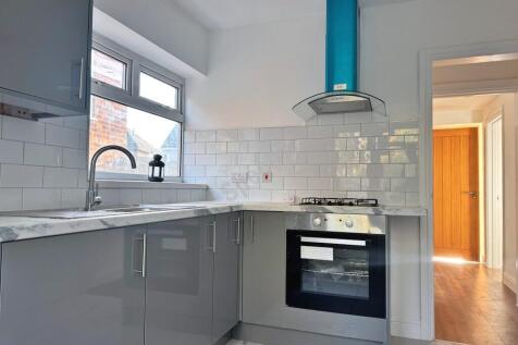 3 bed semi-detached to rent Colesbourne Road, Sol