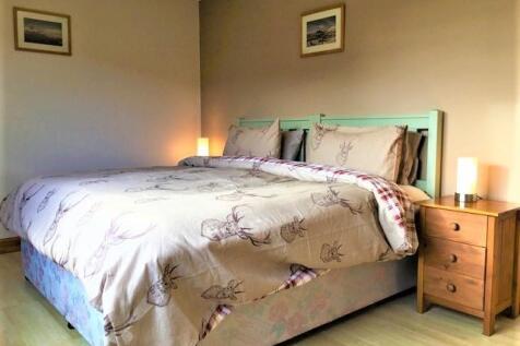 Inchnadamph Lodge bungalow king bedroom