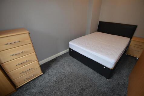 9 Drayton - Bed 1.JPG