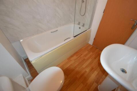 9 Drayton - Bathroom.JPG