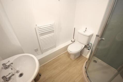 Principal Bedroom with En-Suite Shower Room